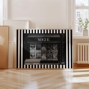 Puede incluir: Impresión en blanco y negro enmarcada que presenta un quiosco de periódicos vintage con la palabra "VOGUE" en la parte superior. El quiosco muestra portadas de revistas. El marco tiene un patrón de rayas blancas y negras.
