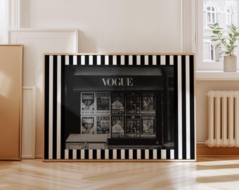 Może przedstawiać: Czarno-biała oprawiona grafika przedstawiająca zabytkowy kiosk z napisem "VOGUE" nad nim. Kiosk prezentuje okładki magazynów. Rama ma czarno-biały wzór w paski.
