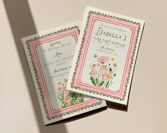 Peut inclure: Deux cartes d'invitation rectangulaires blanches avec des bordures festonnées roses et vertes. La carte du dessus indique Isabella's Fairy First Birthday avec des illustrations de fées et de fleurs. La carte du dessous contient des détails.