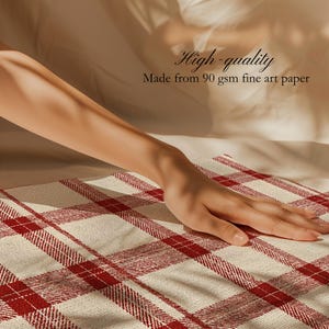 K&ouml;nnte beinhalten: Ein rot-cremefarbenes Textil mit Karomuster. Der Text "High-quality Made from 90 gsm fine art paper" ist sichtbar. Das Textil besteht aus feinem Kunstdruckpapier.