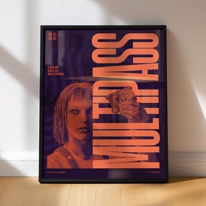 Puede incluir: Póster enmarcado con la palabra "MULTIPASS" en letras grandes de color naranja. El póster incluye una imagen de una mujer y el texto "LEELOO DALLAS MULTIPASS" y "THE FIFTH ELEMENT".