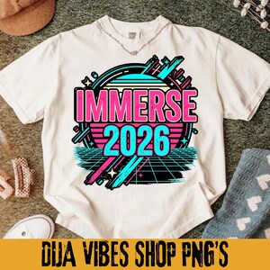 Può includere: T-shirt color crema con un design grafico retrò. Il design presenta la parola "IMMERSE" in rosa, con "2026" in turchese, su una griglia nera e turchese. La maglietta ha un girocollo e maniche corte.