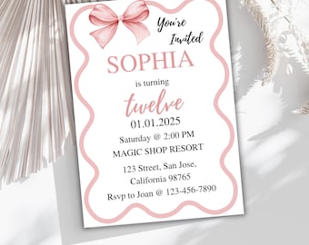 Könnte beinhalten: Eine rosafarbene und weiße Geburtstagseinladung zum 12. Geburtstag von Sophia. Die Einladung zeigt eine rosafarbene Schleife und den Text "You're Invited", "Sophia", "is turning", "twelve", "01.01.2025", "Saturday @ 2:00 PM", "MAGIC SHOP RESORT", "123 Street, San Jose, California 98765" und "Rsvp to Joan @ 123-456-7890".