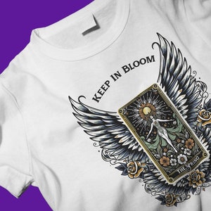 Camiseta Spring Tarot Card - Temporada de la Diosa de las Flores, Diseño Único de la Fortuna, Camisa estilo tatuaje tradicional "Keep In Bloom", Regalo para mamá rockera