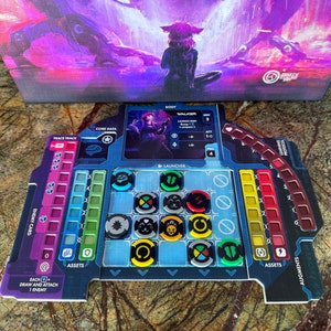 Può includere: Un tabellone da gioco blu e nero con una carta personaggio che mostra un personaggio femminile con i capelli viola. La carta personaggio ha il testo "WALKER" e "LAUNCHER". Il tabellone da gioco ha una traccia di tracciamento, dati di base, risorse e aumenti.