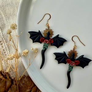Handgemachte Ohrringe mit schwarzem Drache: Fantasie Schmuck aus Polymer Clay