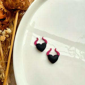 Orecchini a forma di cuore nero: orecchini a forma di corno di diavolo in argilla polimerica. Ne compro 2 e la spedizione è gratuita.
