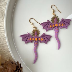 Handgemachte Lila Drachen Ohrringe: Fantasie Schmuck aus Polymer Clay