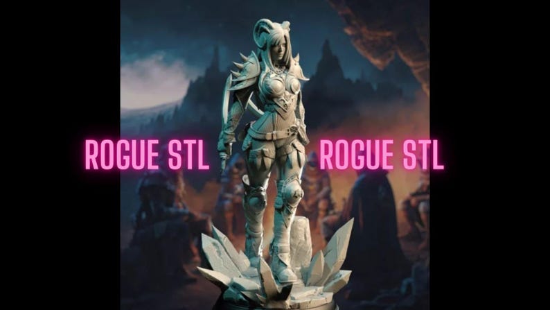 Puede incluir: Una figura blanca impresa en 3D de una guerrera con cuernos, que lleva armadura y sostiene una espada. La figura est&aacute; de pie sobre una base de cristal. El texto "ROGUE STL" es visible a ambos lados de la figura.