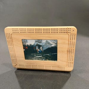 フォトフレーム付きクリベッジボード、メープル材、5x7インチの写真フレーム、隠しカード＆ペグ収納付き