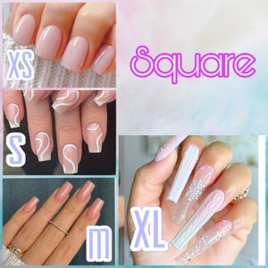 K&ouml;nnte beinhalten: Drei S&auml;tze N&auml;gel in verschiedenen L&auml;ngen, beschriftet mit XS, S und XL. Die N&auml;gel sind quadratisch und haben unterschiedliche Designs. Die N&auml;gel mit der Bezeichnung XS sind kurz und haben eine hellrosa Farbe. Die N&auml;gel mit der Bezeichnung S sind mittellang und haben ein wei&szlig;es Wirbeldesign. Die N&auml;gel mit der Bezeichnung XL sind lang und haben eine klare Basis mit einem wei&szlig;en Schneeflockenmuster.