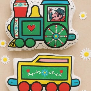 ヴィンテージ列車用枕キット ファブリックパネル – 1970年代フォークアート列車エンジン＆石炭車 – DIYぬいぐるみクッションクラフト – レトロな子供部屋装飾縫製