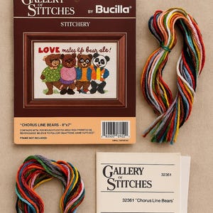 Vintage Bucilla Chorus Line Bears Crewel Broderikit Galleri med stygn nr 2265 – 1980-tals Hantverkskit för inramning eller väggkonst
