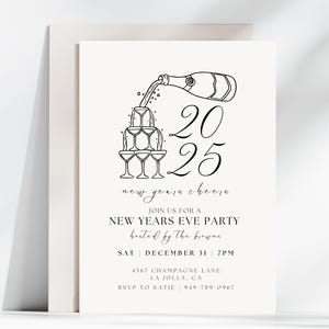 Peut inclure: Illustration en noir et blanc d'une bouteille de champagne se versant dans une pyramide de fl&ucirc;tes &agrave; champagne. Le texte "2025 new years cheers" est sous l'illustration. Le texte "Join us for a New Years Eve Party hosted by the browne" est sous l'illustration. Le texte "Sat | December 31 | 7pm" est sous l'illustration. Le texte "4567 Champagne Lane La Jolla, CA" est sous l'illustration. Le texte "RSVP to Katie | 949-789-0967" est sous l'illustration.