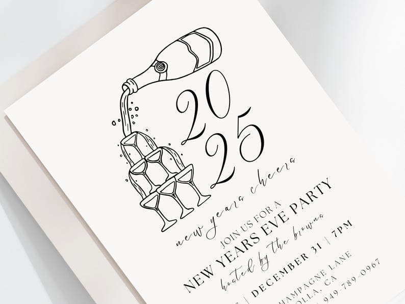 Peut inclure: Illustration en noir et blanc d'une bouteille de champagne se versant dans une pile de fl&ucirc;tes &agrave; champagne. Le texte "2025 new years cheers" est &eacute;crit en cursive. Le texte "Join us for a New Years Eve Party hosted by the Browns" est &eacute;crit en majuscules. La date "December 31 | 7PM" est &eacute;crite sous le texte. Le texte "Champagne Lane, Olla, CA 949-789-0967" est &eacute;crit en bas de l'image.