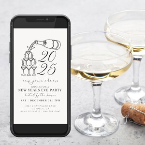 Peut inclure: Une invitation num&eacute;rique en noir et blanc pour une soir&eacute;e du Nouvel An. L'invitation repr&eacute;sente une bouteille de champagne qui se verse dans une tour de fl&ucirc;tes &agrave; champagne. Le texte de l'invitation indique "Soir&eacute;e du Nouvel An organis&eacute;e par les brasseurs" et comprend la date, l'heure et le lieu de la f&ecirc;te.