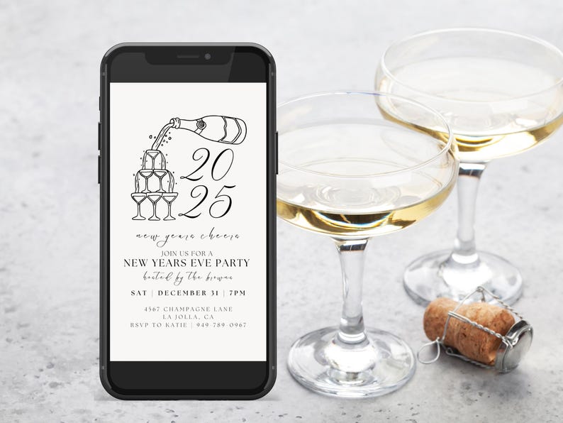 Peut inclure: Une invitation num&eacute;rique en noir et blanc pour une soir&eacute;e du Nouvel An. L'invitation repr&eacute;sente une bouteille de champagne qui se verse dans une tour de fl&ucirc;tes &agrave; champagne. Le texte de l'invitation indique "Soir&eacute;e du Nouvel An organis&eacute;e par les brasseurs" et comprend la date, l'heure et le lieu de la f&ecirc;te.