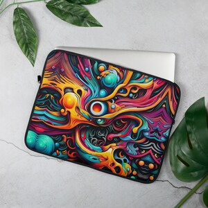 Może przedstawiać: Kolorowa torba na laptopa z abstrakcyjnym, psychodelicznym wzorem, z wirami, bąbelkami i żywymi kolorami, takimi jak żółty, niebieski, różowy i zielony.