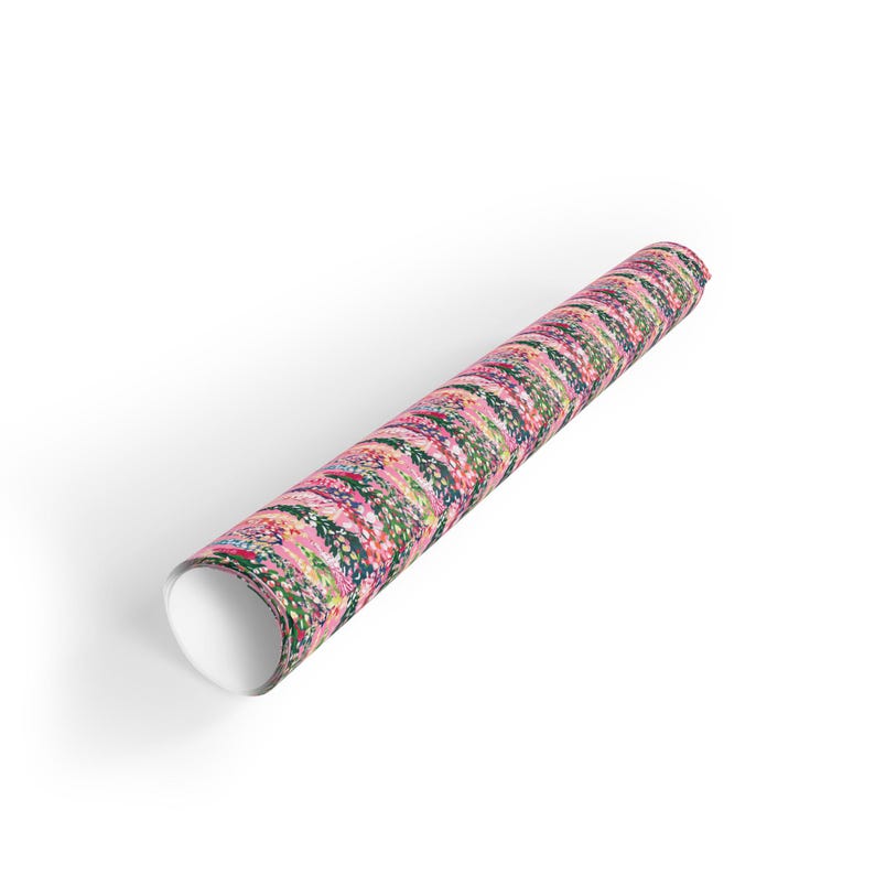 Peut inclure: Un rouleau de papier d'emballage rose et vert avec un motif floral. Le papier est enroul&eacute; et l'extr&eacute;mit&eacute; est visible.