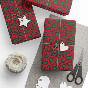 Carta da regalo natalizia, carta da regalo natalizia con stampa leopardata, carta da regalo leopardata, carta da regalo rossa e verde, carta da regalo con stampa animalier