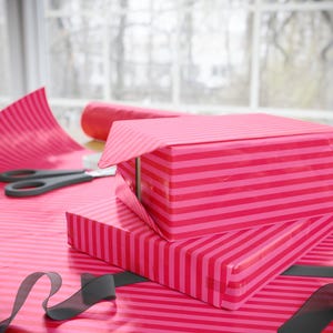 Carta da regalo a strisce sottili rosa acceso, carta da regalo a strisce rosa, carta da regalo a strisce rosa vivaci, rotolo di carta da regalo di lusso