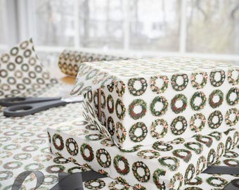 Weihnachtsgeschenkpapier, Weihnachtsblumenkränze, Geschenkpapierrolle, festliche Weihnachtsverpackung, Weihnachtsgeschenkverpackung