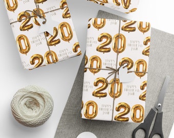 Pode incluir: Papel de embrulho branco com um padrão de folha de ouro do número 2020. O padrão se repete com o texto "Happy Birthday Javi" por toda parte.