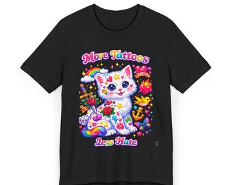 Maglietta con design "More Tattoos Less Hate" e gattini colorati, cuori e rose.