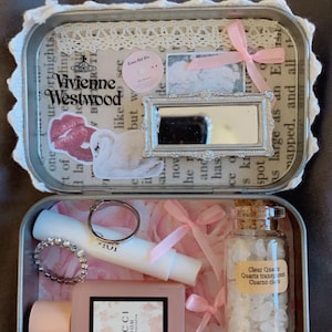 Cartera de hojalata Coquette Altoids: minicaja de regalo de graduación para adolescentes con espejo, libro, pegatinas, llavero y joyas. Marca de diseñador: Lana Del Rey.