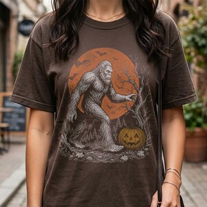 Bigfoot Halloween Shirt, Sasquatch T-Shirt, Halftone Bitmap Shirt, Retro Halloween Graphic Tee, Vintage Spooky Season Shirt, Comfort Colors
