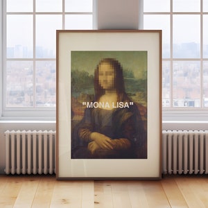 Pode incluir: Uma impressão emoldurada da Mona Lisa com um rosto pixelado, em um fundo verde claro. O texto "MONA LISA" é exibido em branco. A obra de arte é exibida em um piso de madeira perto de uma janela.