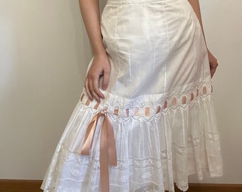 Antiker Spitzen Petticoat mit Band, Baumwoll Petticoat, Spitzenbesatz Viktorianischer / Edwardianischer Unterrock, Vintage Rock aus Baumwollspitze