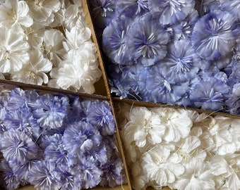 Lotto di 3 fiori di modisteria, fiori viola o bianchi per cappelli da matrimonio, artigianato, bambole di scrapbooking, forniture di modisteria vintage degli anni '60