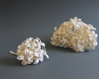 Un mazzo di 10 fiori bianchi di modisteria, fiori della corona nuziale, per matrimoni cappelli artigianato scrapbooking bambole, vintage anni '60