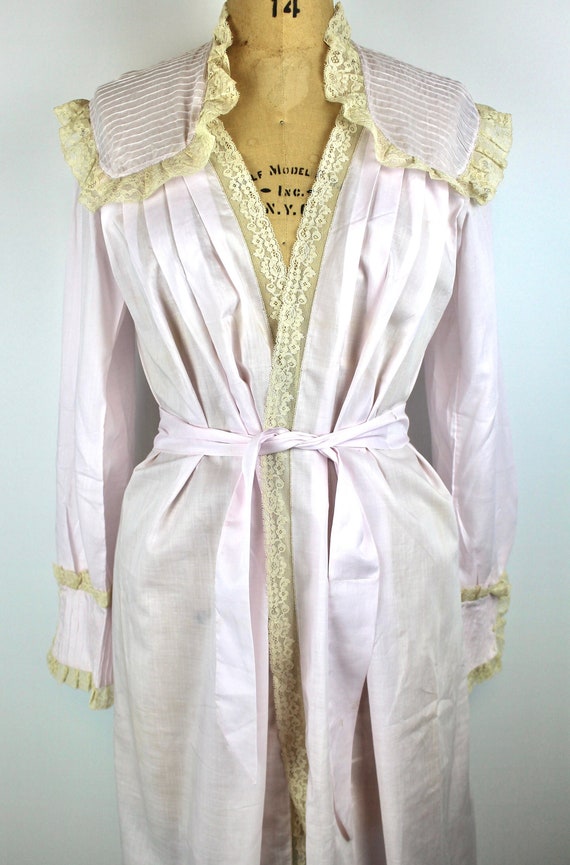 1950's Vintage Pink Cotton Dressing Gown with Lac… - image 3