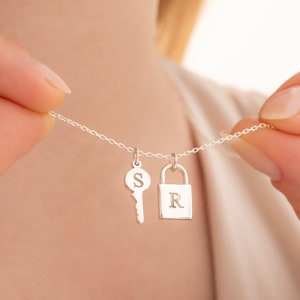 Collar de llave y cerradura personalizado, collar de candado con letra inicial, collar inicial grabado, regalo para San Valentín, collar de pareja collar de todos los días