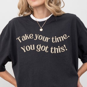 Maglietta motivazionale per i test degli insegnanti - "Prenditi il tuo tempo. Ce la puoi fare!" T-shirt con scritta ondulata