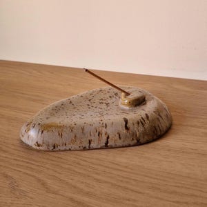 Porte-encens en céramique fait main – Design inspiré des galets – Brûleur d'encens minimaliste – Décoration zen naturelle – Base pour la fumigation à la sauge