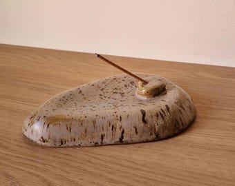 Porta incienso de cerámica hecho a mano – Diseño de piedra inspirado en guijarros – Quemador de incienso minimalista – Decoración zen natural – Base para sahumerio de salvia