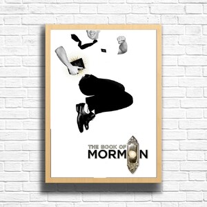 Op de afbeelding: Een zwart-wit poster voor de musical "Het Boek van Mormon". De poster toont een man in een wit overhemd en een zwarte broek die in de lucht springt. Hij houdt een boek in zijn hand. De titel van de musical staat in grote, vetgedrukte letters onderaan de poster.