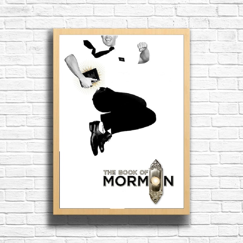 Op de afbeelding: Een zwart-wit poster voor de musical "Het Boek van Mormon". De poster toont een man in een wit overhemd en een zwarte broek die in de lucht springt. Hij houdt een boek in zijn hand. De titel van de musical staat in grote, vetgedrukte letters onderaan de poster.