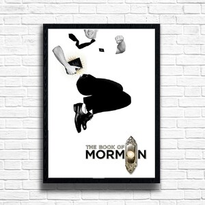Op de afbeelding: Een zwart-wit poster voor de musical "Het Boek van Mormon". De poster toont een man in een wit overhemd en stropdas die in de lucht springt met een boek in zijn hand. De titel van de musical staat in zwarte letters onder de afbeelding.