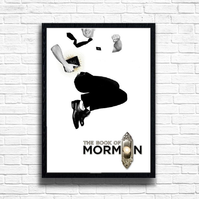 Op de afbeelding: Een zwart-wit poster voor de musical "Het Boek van Mormon". De poster toont een man in een wit overhemd en stropdas die in de lucht springt met een boek in zijn hand. De titel van de musical staat in zwarte letters onder de afbeelding.