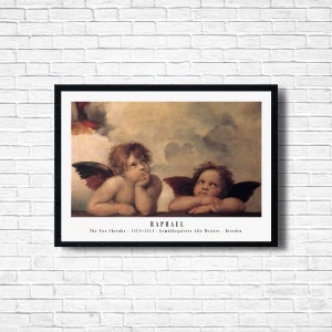 Peut inclure: Une peinture de Raphaël intitulée "Les Deux Chérubins" représentant deux chérubins ailés, l'un avec une aile rouge et noire et l'autre avec une aile rouge et brune, tous deux regardant vers le haut et reposant leur menton sur leurs mains. La peinture est sur fond nuageux.