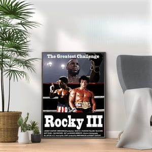 Puede incluir: Un póster de película para la película "Rocky III" con Sylvester Stallone, Talia Shire y Carl Weathers. El póster tiene un fondo negro con texto blanco y una foto de los tres actores en el ring de boxeo. El texto en el póster dice "The Greatest Challenge" y "Rocky III".