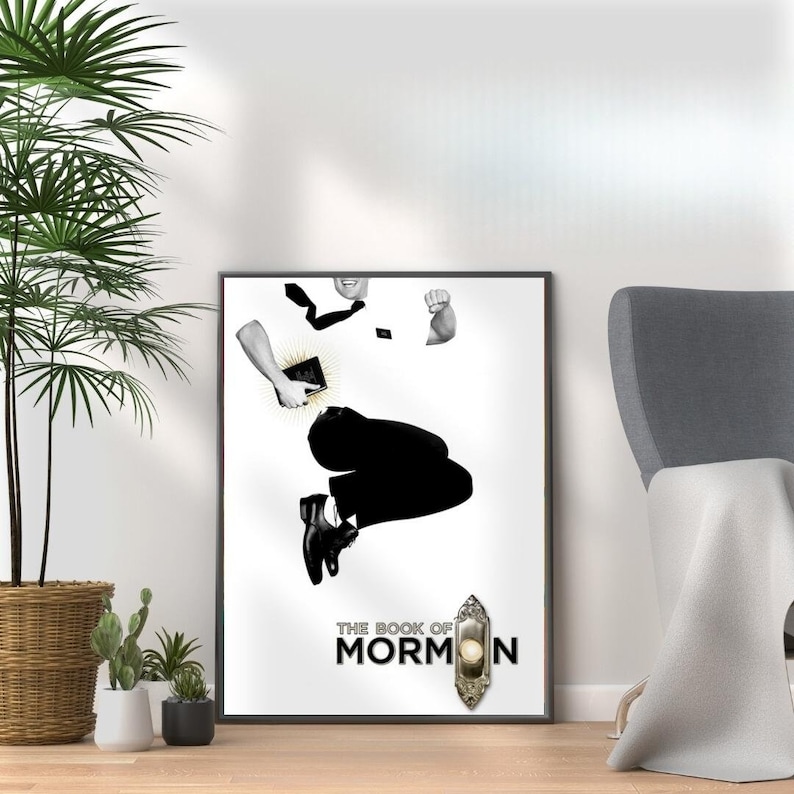 Op de afbeelding: Een zwart-wit poster voor de musical "Het Boek van Mormon". De poster toont een man in een wit overhemd en een zwarte broek die in de lucht springt en een boek vasthoudt. De titel van de musical staat in grote, vetgedrukte letters onderaan de poster.