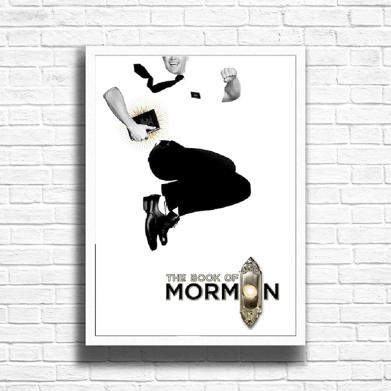 Op de afbeelding: Een zwart-wit poster voor de musical "Het Boek van Mormon". De poster toont een man in een wit overhemd en een zwarte broek die in de lucht springt. Hij houdt een boek in zijn hand. De poster toont ook een gouden deurknop met een witte knop.