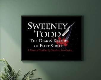 Op de afbeelding: Zwart-witte poster met de titel "Sweeney Todd: The Demon Barber of Fleet Street" in witte tekst. De poster bevat ook een rode bloedvlek en een scheermes.