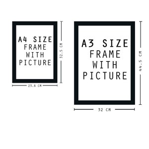 Op de afbeelding: Twee zwarte fotolijsten met witte passe-partouts en tekst erin. De grotere lijst is gelabeld "A3 SIZE FRAME WITH PICTURE" en meet 32 cm bij 44,5 cm. De kleinere lijst is gelabeld "A4 SIZE FRAME WITH PICTURE" en meet 23,8 cm bij 32,5 cm.