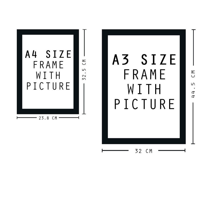 Op de afbeelding: Twee zwarte fotolijsten met witte passe-partouts en tekst erin. De grotere lijst is gelabeld "A3 SIZE FRAME WITH PICTURE" en meet 32 cm bij 44,5 cm. De kleinere lijst is gelabeld "A4 SIZE FRAME WITH PICTURE" en meet 23,8 cm bij 32,5 cm.